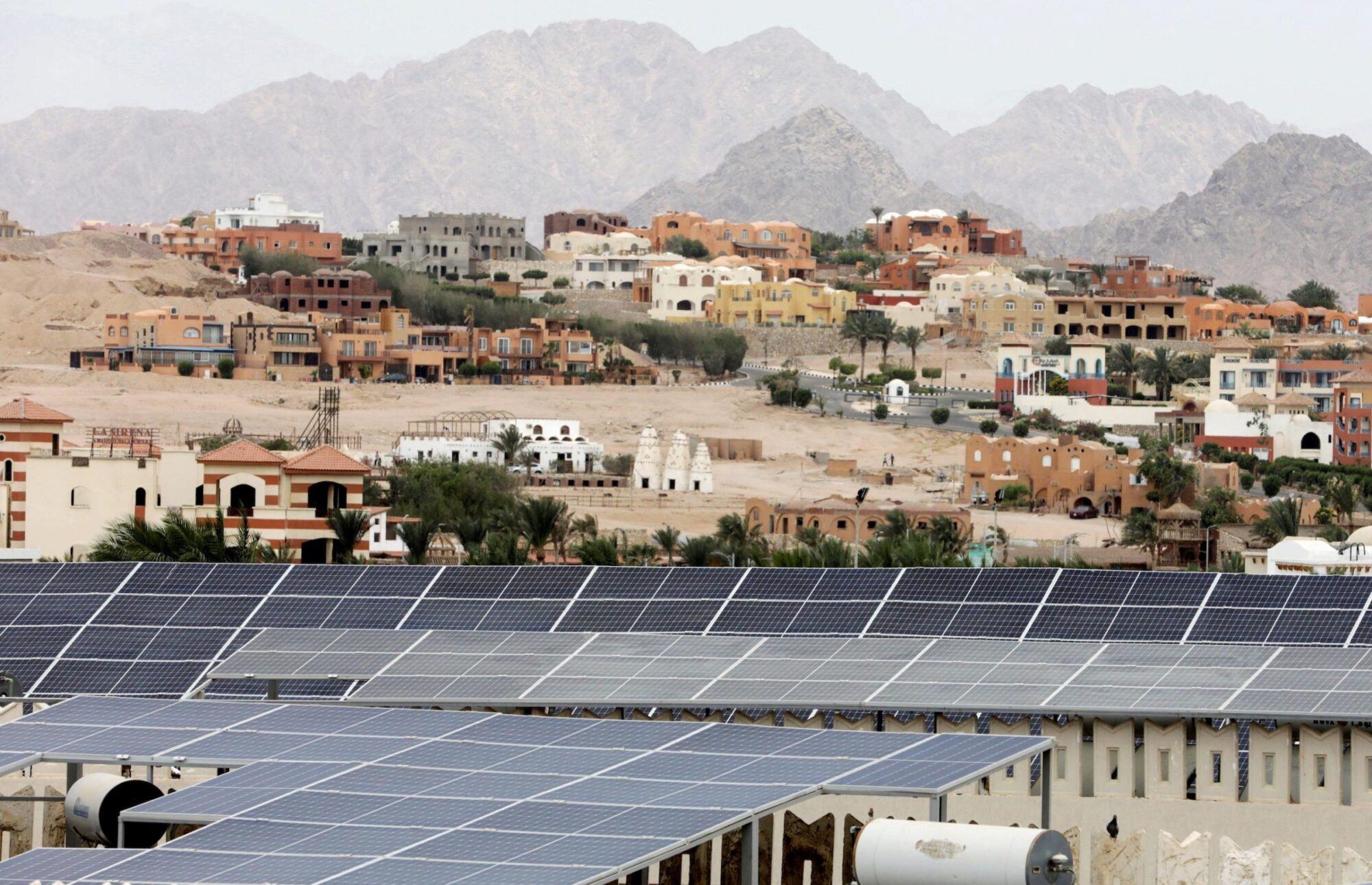 painéis solares no telhado de um edifício