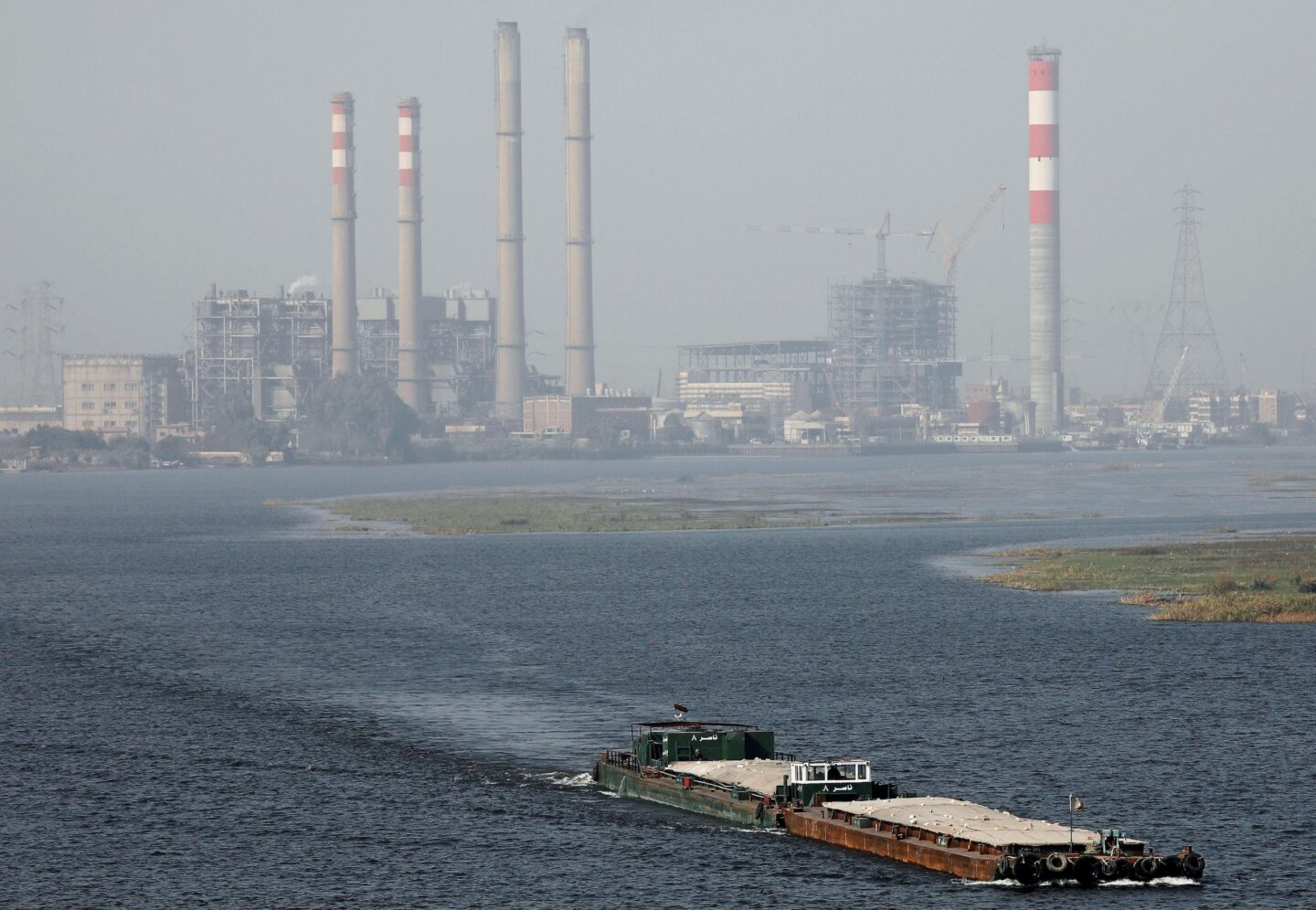central eléctrica a orillas del río Nilo