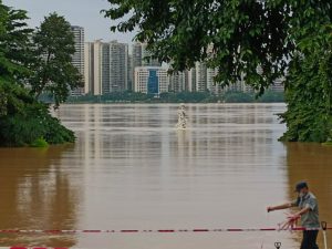 <p>2022年6月22日，广东省清远市，被珠江涨水淹没的公园。图片来源：Alamy</p>