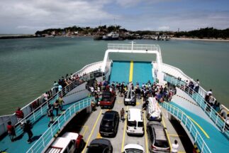personas y vehículos desembarcando de un ferry