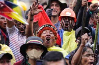 <p>Manifestantes indígenas en Quito, Ecuador, en junio. El país vivió semanas de manifestaciones contra el aumento de los precios de los combustibles y los alimentos, la exclusión indígena y las políticas extractivas del gobierno. (Imagen: Joaquín Montenegro Humanante / dpa / Alamy)</p>