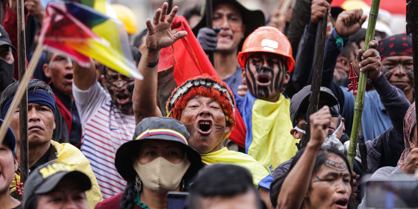 manifestantes indígenas no Equador