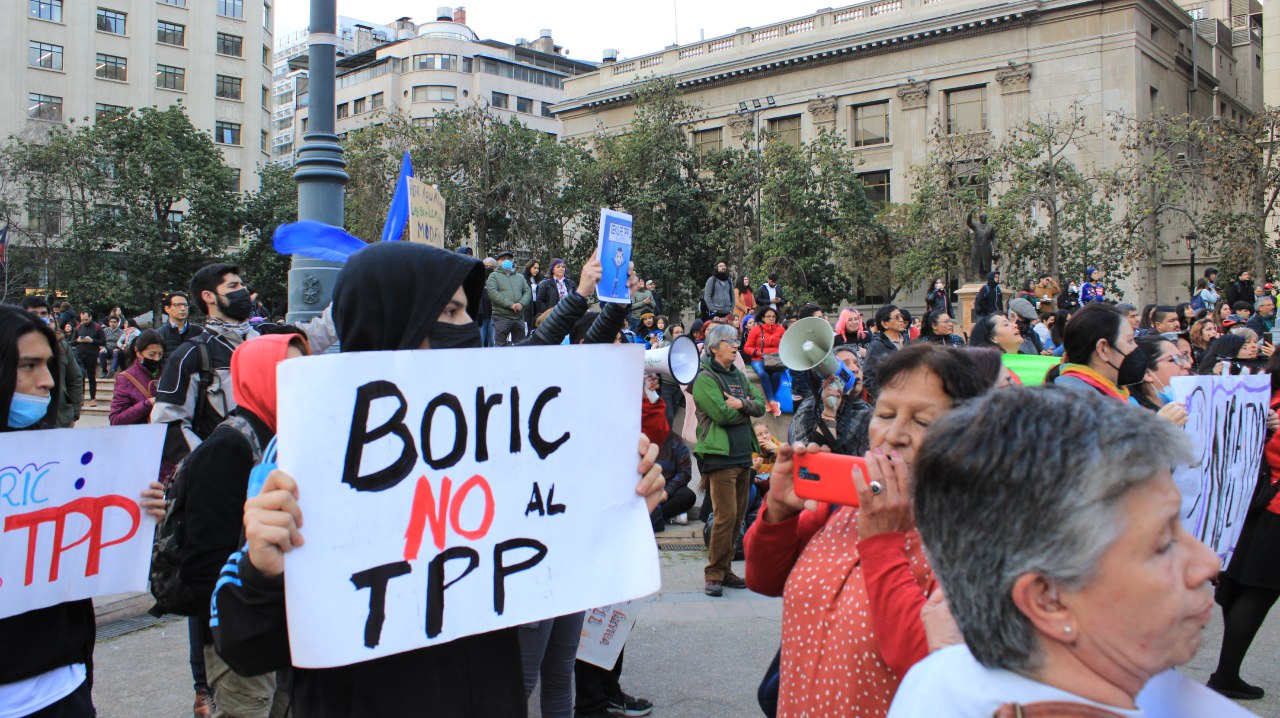 <p>&#8220;Boric, não ao TPP&#8221;, diz uma faixa em uma manifestação contra o TPP11 em frente ao Palácio de La Moneda em Santiago, no Chile. O acordo comercial avançou no Congresso apesar da oposição dos movimentos sociais e até do próprio presidente (Imagem: Vicente Montoya / Tomate Rojo)</p>