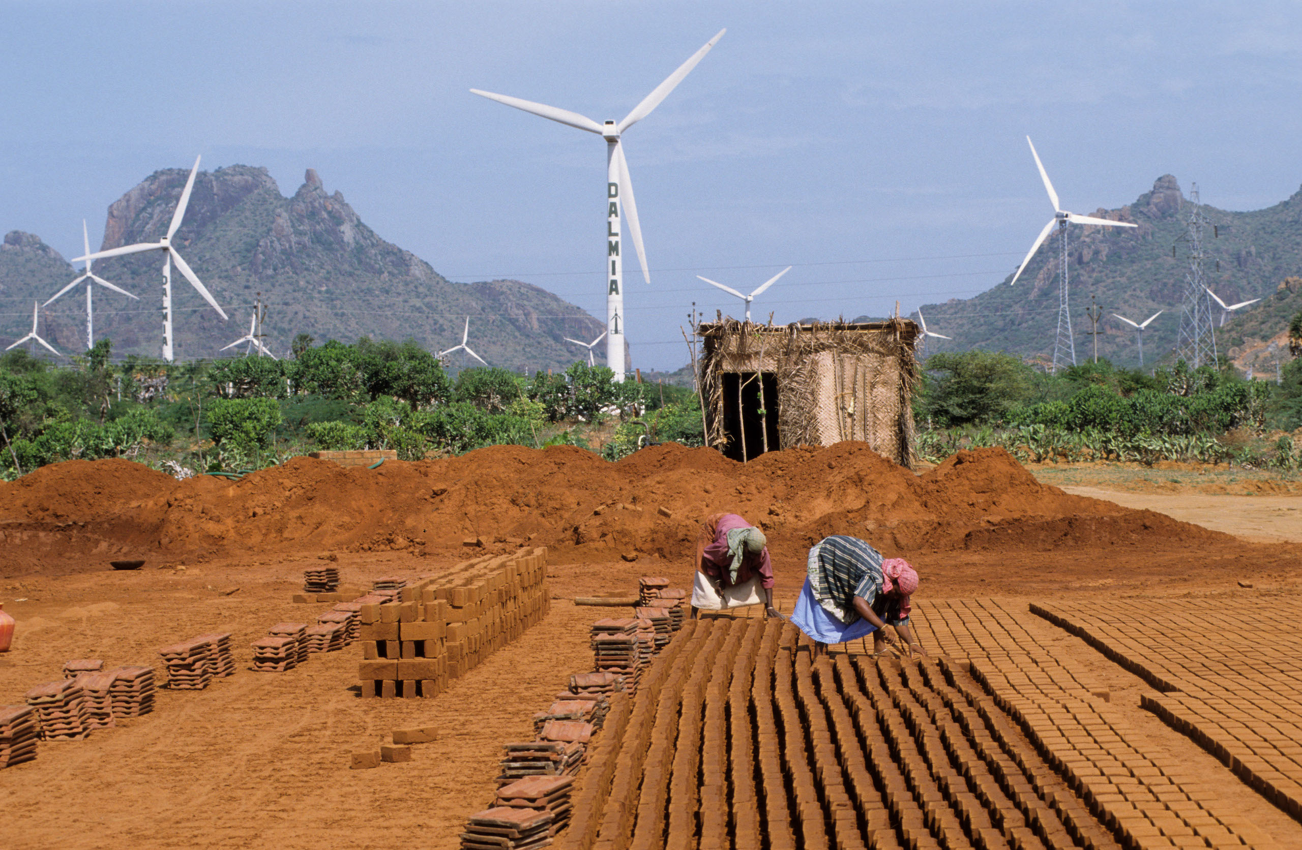 <p>Huge investment in renewable energy is essential if India is to meet its decarbonisation targets. But analysis of investment announcements indicates support for fossil fuels is continuing. (Image: Joerg Boethling / Alamy)</p>