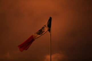 <p>Bandeira mexicana no centro de processamento de gás Cactus, operado pela petrolífera estatal Pemex. O México é o 13º maior emissor mundial de gases de efeito estufa, mas suas NDCs são pouco ambiciosas, segundo especialistas (Imagem: REUTERS / Edgard Garrido / Alamy)</p>