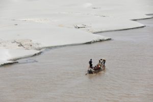 <p>ماہی گیر ستمبر 2018 میں حیدر آباد، جنوبی پاکستان میں دریائے سندھ کے خشک کنارے سے گزر رہے ہیں- (تصویر بشکریہ اختر سومرو /الامی )</p>