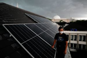 <p>印度尼西亚，雅加达大教堂屋顶上的太阳能电池板。 图片来源: Willy Kurniawan / Alamy</p>
