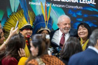 <p>Presidente eleito, Lula, posa com as líderes indígenas Célia Xakriabá (esquerda), Sônia Guajajara e Joenia Wapichana em evento da COP27 no Egito (Imagem: Christophe Gateau / Alamy)</p>