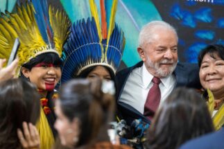 <p>El presidente electo de Brasil, Lula, junto a las líderes indígenas Célia Xakriabá (izquierda), Sônia Guajajara y Joenia Wapichana en un acto de la cumbre COP27 en Egipto (Imagen: Christophe Gateau / Alamy)</p>
