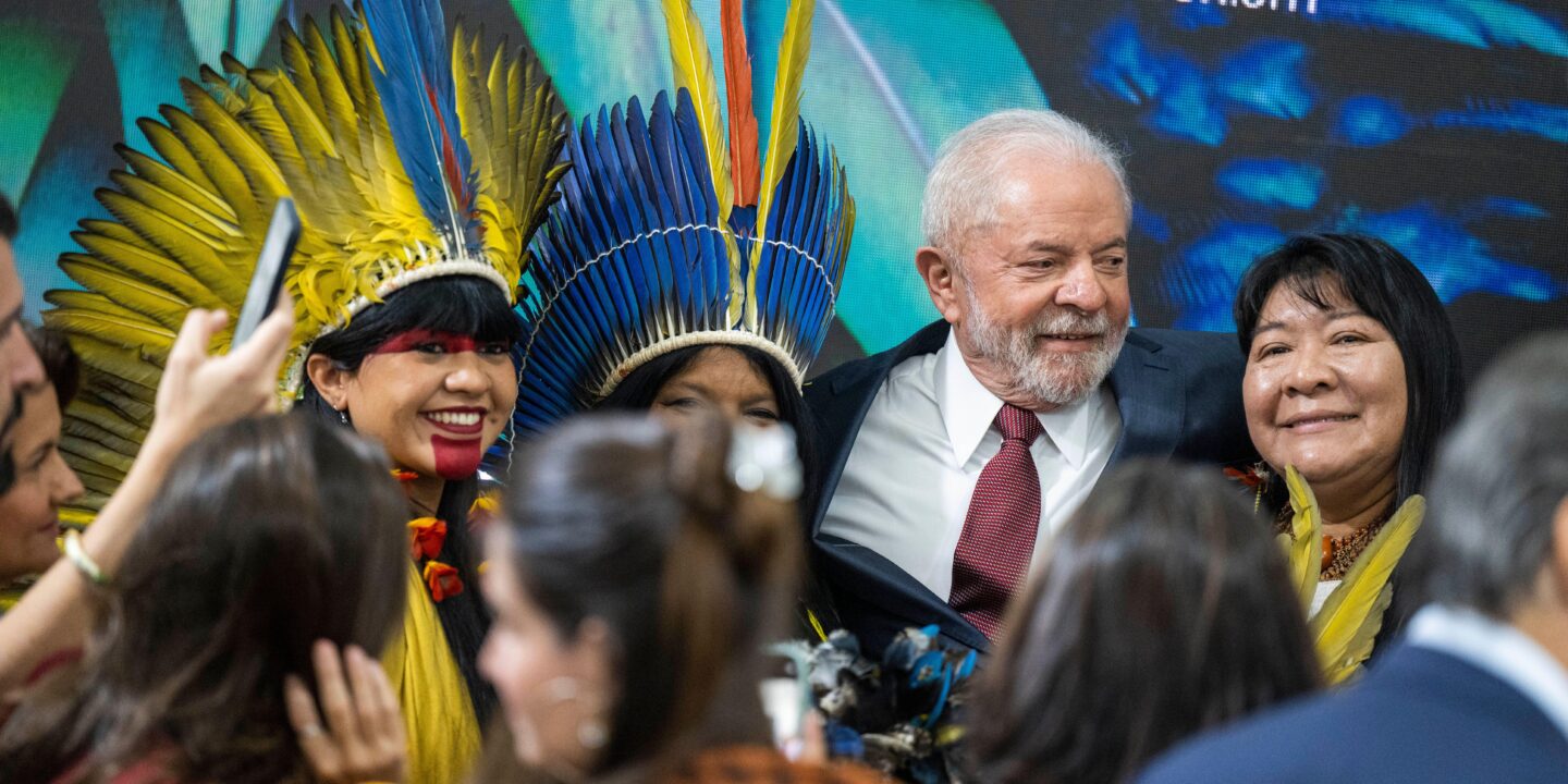 <p>El presidente electo de Brasil, Lula, junto a las líderes indígenas Célia Xakriabá (izquierda), Sônia Guajajara y Joenia Wapichana en un acto de la cumbre COP27 en Egipto (Imagen: Christophe Gateau / Alamy)</p>