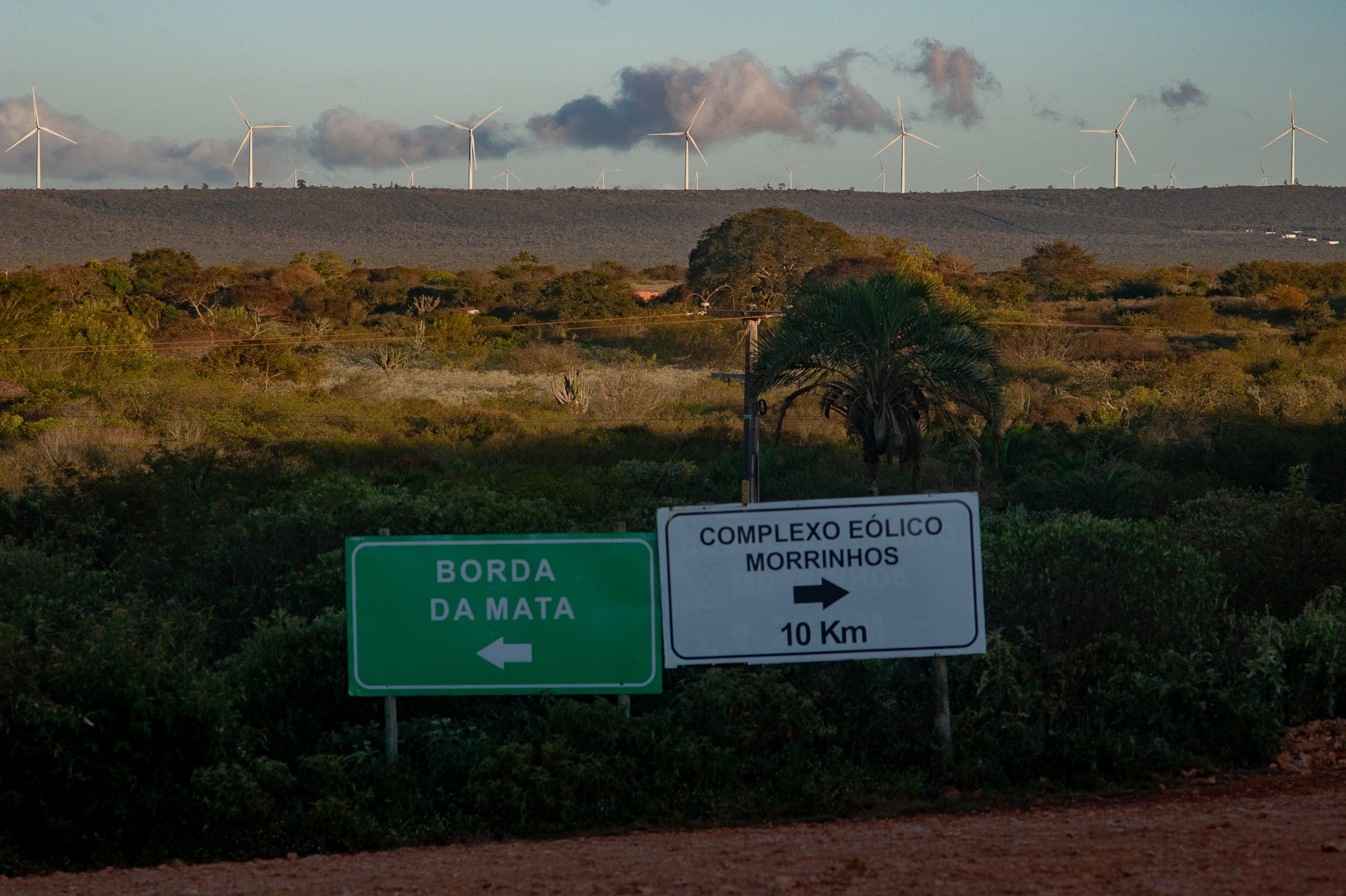 Placas mostram proximidade entre Complexo Eólico de Morrinhos com a comunidade de fundo de pasto Borda da Mata