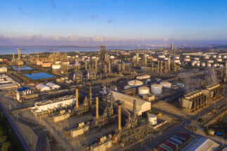 <p>Vista aérea da refinaria da Ecopetrol em Cartagena, na Colômbia, onde a empresa iniciou testes piloto de produção de hidrogênio verde em março passado (Imagem: Divulgação / Ecopetrol)</p>