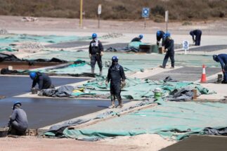 <p>Trabajadores en una refinería de arena utilizada para el proceso de fracking, en los yacimientos de petróleo y gas de Vaca Muerta en la provincia de Neuquén, Argentina (Imagen: Agustin Marcarian / Alamy)</p>