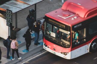 <p>Un autobús eléctrico en Santiago de Chile. América Latina avanza hacia la movilidad eléctrica, aunque con desigualdades en la región (Imagen: Benjamin Lecaros / Alamy)</p>