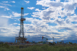 <p>Una instalación de extracción de petróleo en Mendoza, Argentina. &#8220;Desarrollar el gas nos va a permitir dejar de importar combustibles líquidos y exportarlo a países con matrices energéticas contaminantes&#8221;, dijo Nicolini. (Imagen: Hernan Schmidt / Alamy)</p>