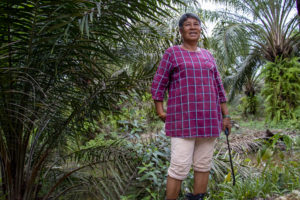 <p>阿兹纳·阿普·东金（Azina Ap Dongki），一位来自马来西亚霹雳州的奥朗阿斯利原住民村庄的棕榈油小农。（图片：林子晴 / 中外对话）。</p>