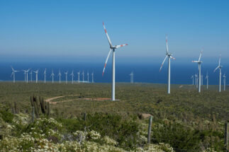 <p>Parque eólico na costa de Coquimbo, Chile. O país espera aproveitar o potencial de energia renovável para aumentar a produção de hidrogênio verde (Imagem: Jeremy Richards / Alamy)</p>