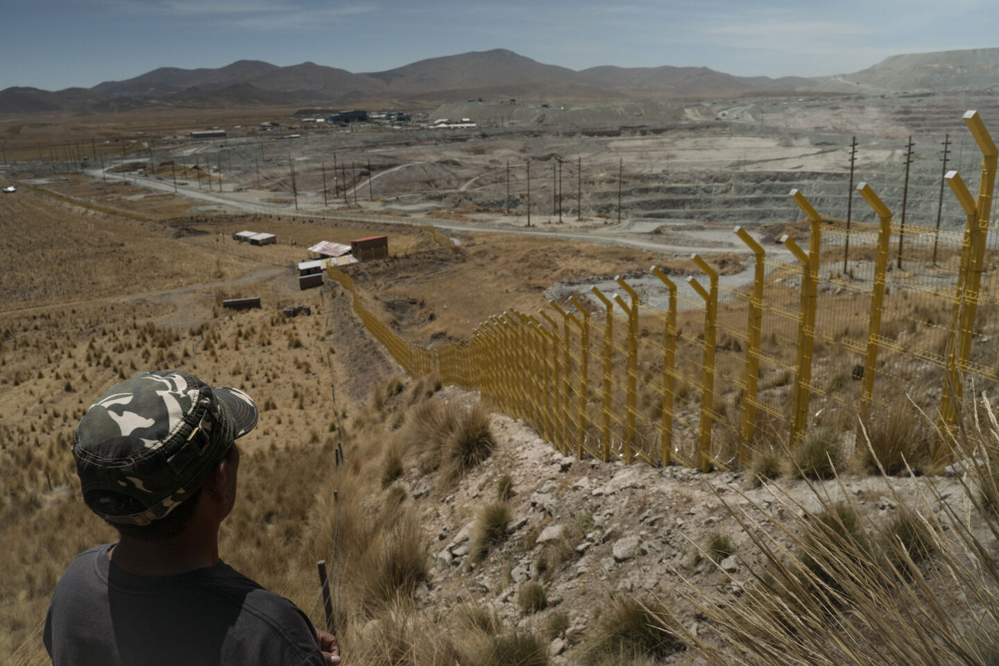Un hombre mira una mina de cobre en el corredor minero de Perú