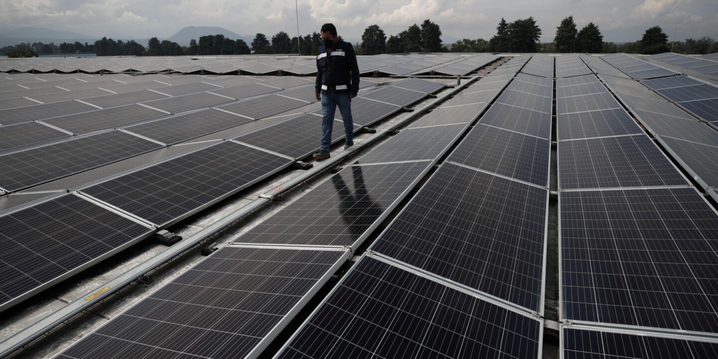 <p>Un ingeniero inspecciona paneles solares en el estado de México, México. El recién publicado plan energético del país incluye la construcción de la que será la mayor planta de energía solar de América Latina (Imagen: Henry Romero / Alamy)</p>