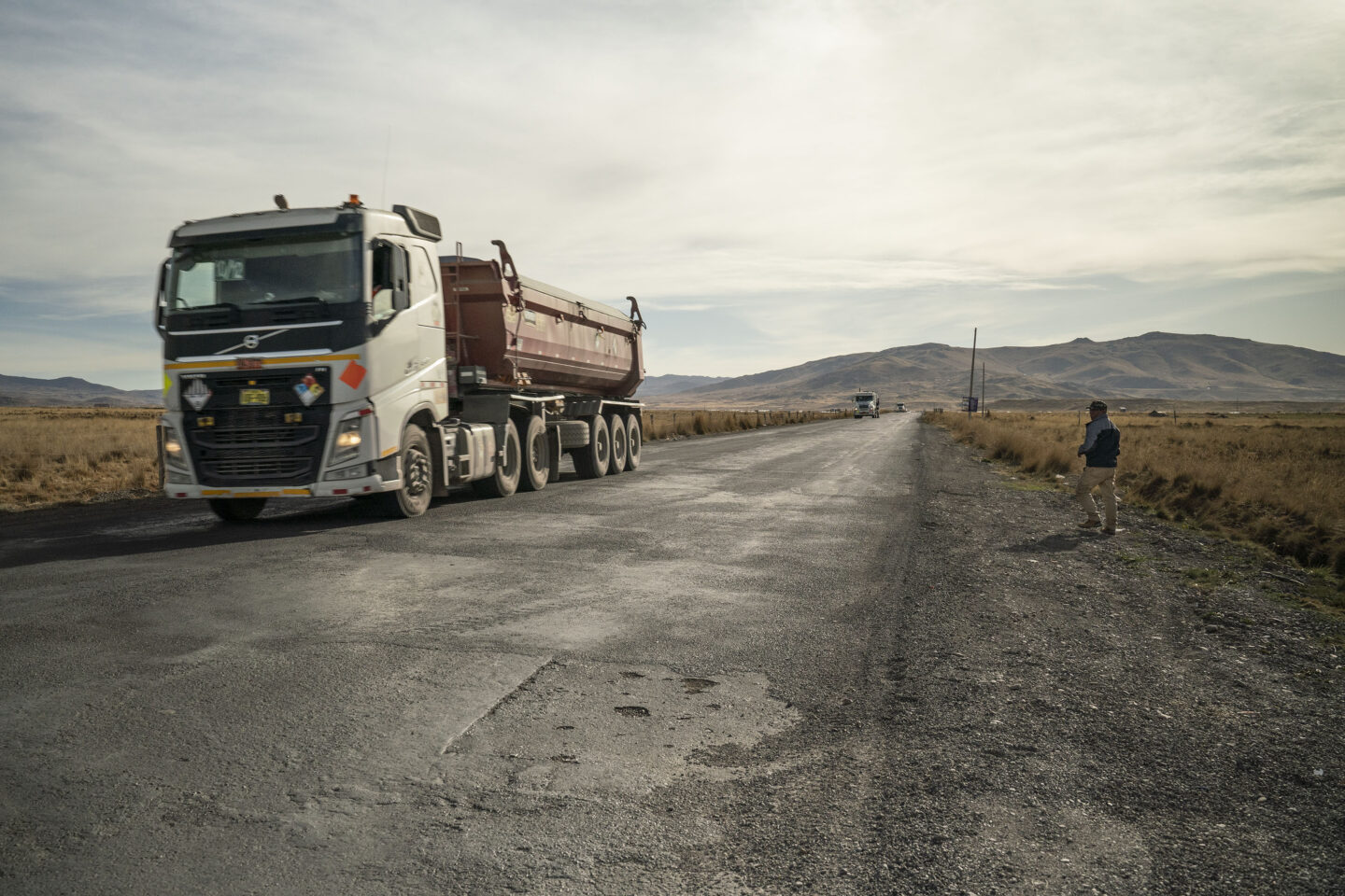 Um caminhão trafega por uma estrada no corredor de mineração do Peru