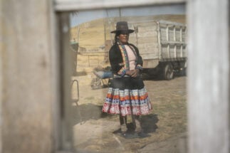 el reflejo de una mujer de una comunidad del corredor minero de Perú