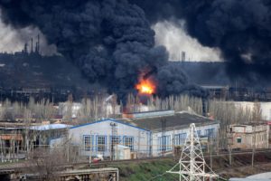 <p>2022年4月，乌克兰南部奥德萨的一个油库被空袭。  俄乌战争期间对工业设施的袭击可能导致有害物质的泄漏，增加土壤、湿地和河流的污染风险。图片来源： Viacheslav Onyshchenko / Alamy</p>