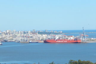 <p>Vista aérea do porto de Montevidéu, no Uruguai. Região é alvo de pesca ilegal por navios estrangeiros (Imagem: Fermín Koop)</p>