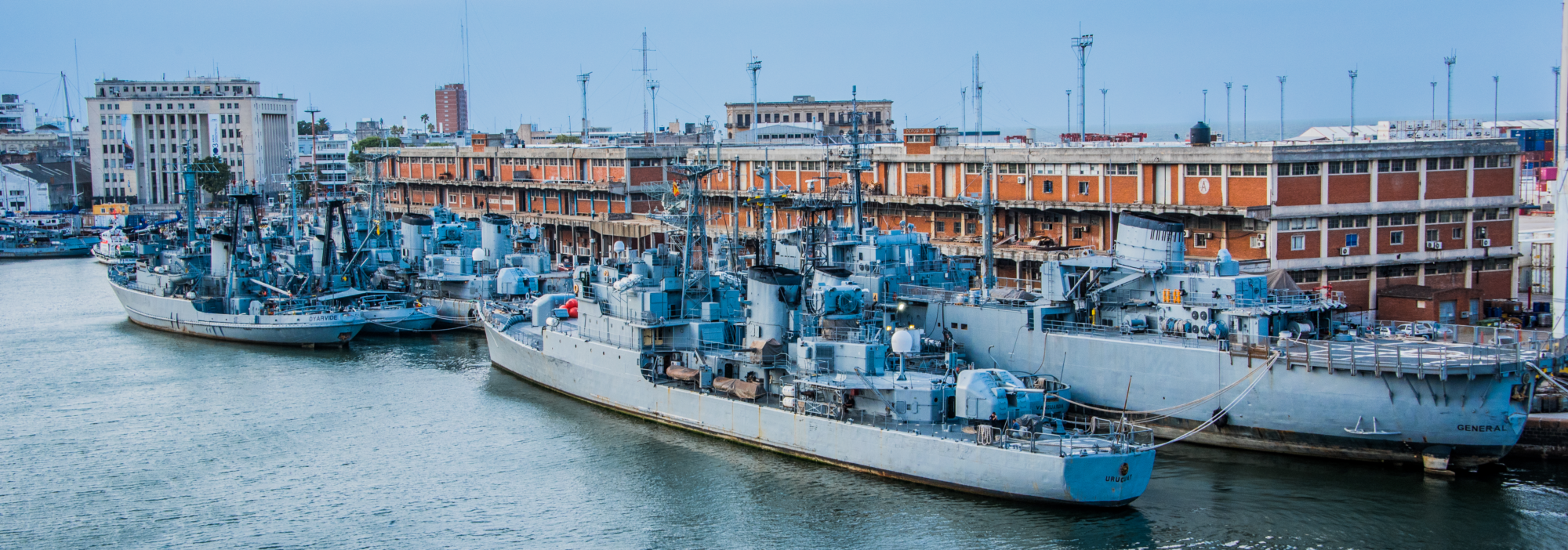 Barcos de la armada uruguaya en el puerto de Montevideo