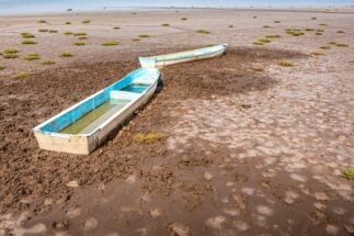 Bote abandonado en un lecho seco de un lago en México
