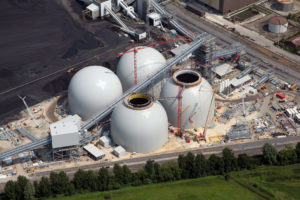 <p>英格兰北部的德拉克斯电站（Drax power station）以木柴为燃料发电。为避免二氧化碳排入大气，该电站计划采用碳捕获设施，先通过液化缩小二氧化碳的体积，然后将其埋藏封存。图片来源：Alamy</p>