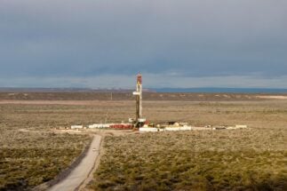 <p>A drilling platform in Vaca Muerta, Neuquén province (Image: Titus Moser / Alamy)</p>