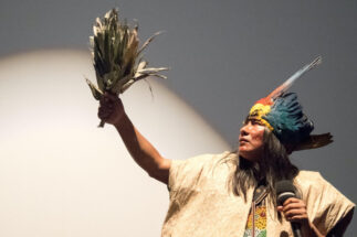 <p>Manari Ushigua, líder del pueblo Sápara, comunidad indígena originaria de la Amazonía ecuatoriana, en una conferencia en Gdansk, Polonia, en 2019 (Imagen: Wojciech Strozyk / Alamy).</p>