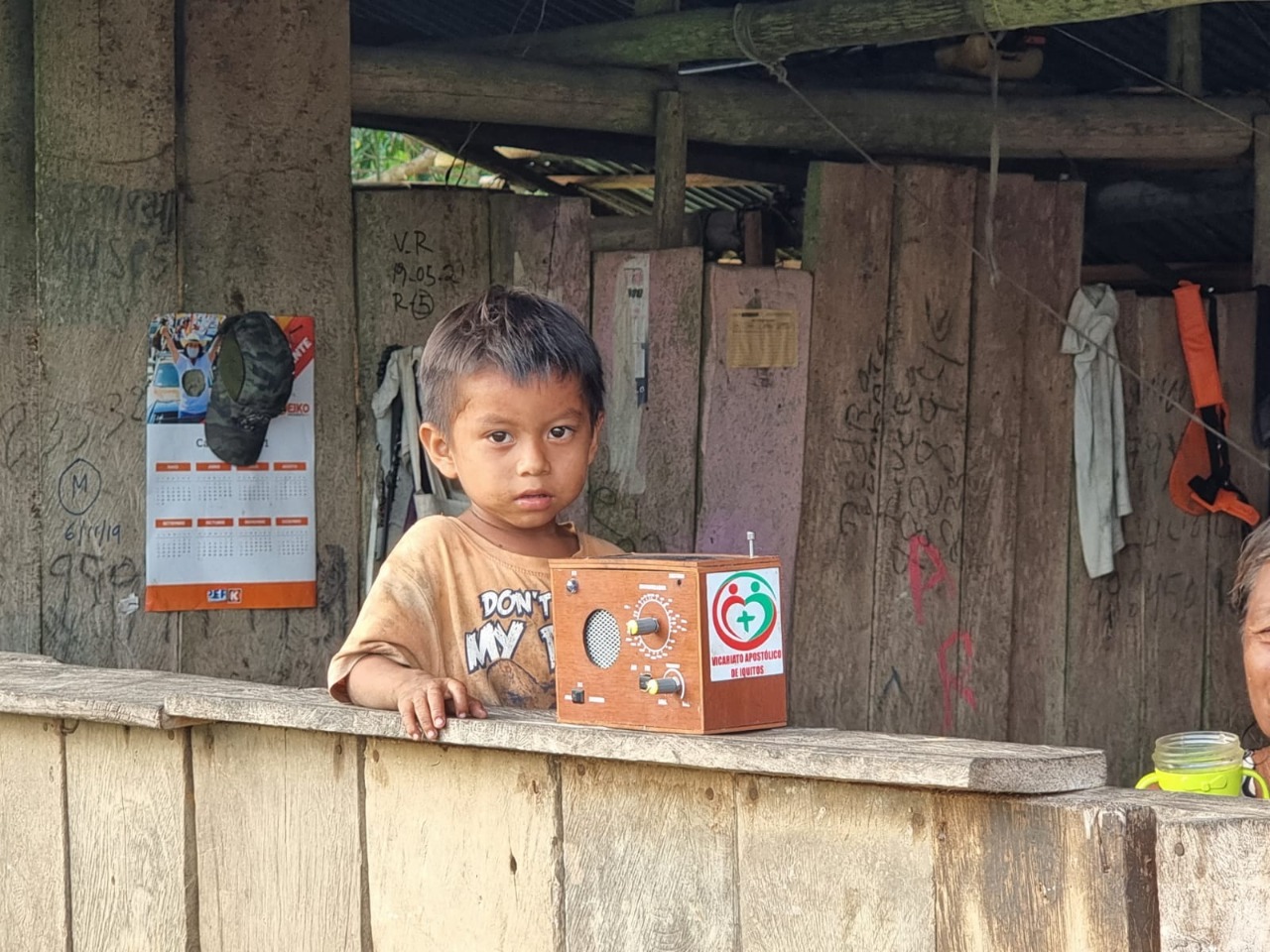 Niño con una radio en la Amazonía peruana