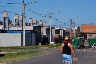 <p>A social housing project near Rosario, Argentina, where solar water heaters have been installed on rooftops. The technology can bring significant savings, but many users have complained of problems with the equipment (Image: Celina Mutti Lovera / Diálogo Chino)</p>