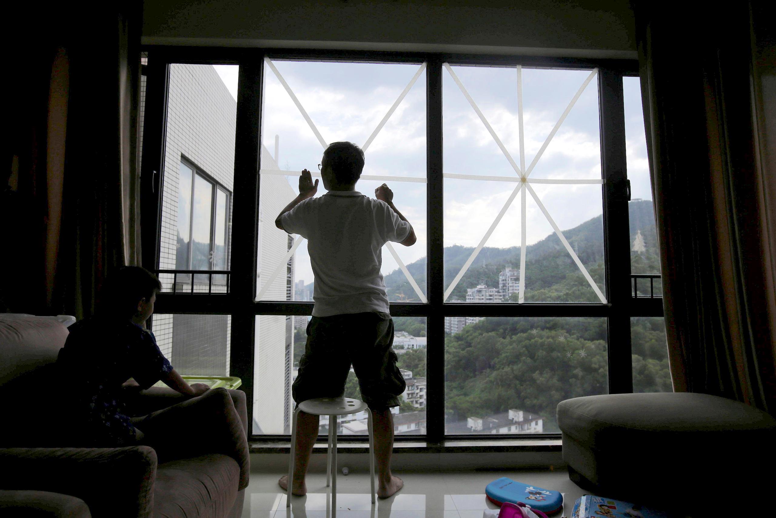 Taping-windows-in-preparation-for-Typhoon-Mangkhut-in-Shenzhen