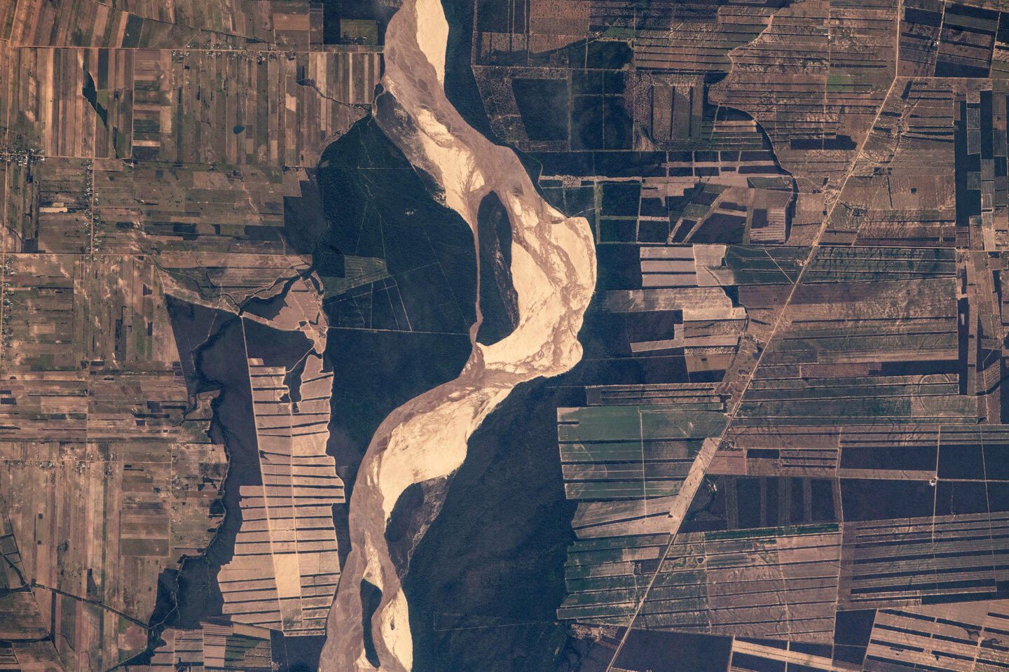 Vista aérea de zona cultivada a lo largo del Río Grande, en la cuenca del Amazonas, en Bolivia