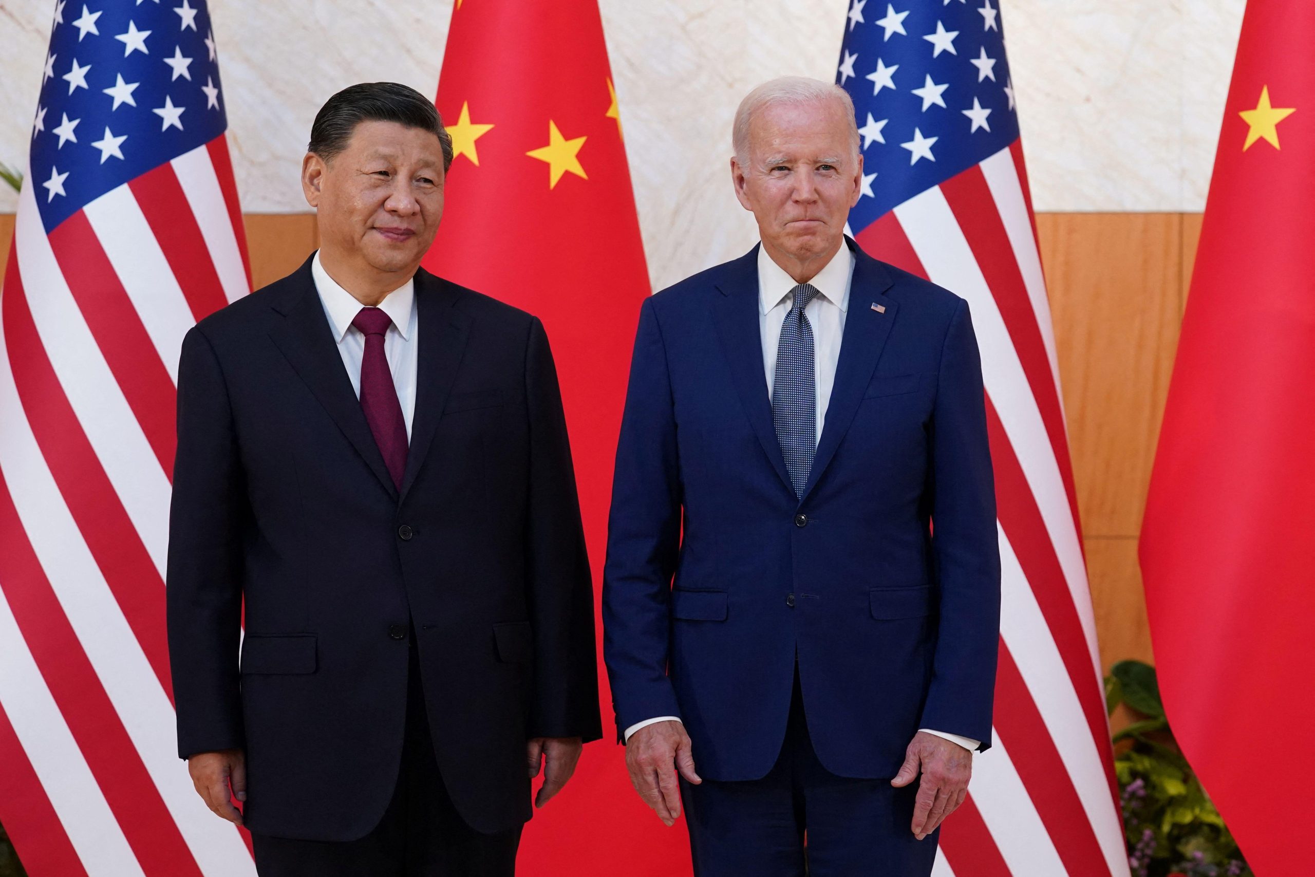 Xi Jiníng y Joe Biden adelante de banderas de China y Estados Unidos