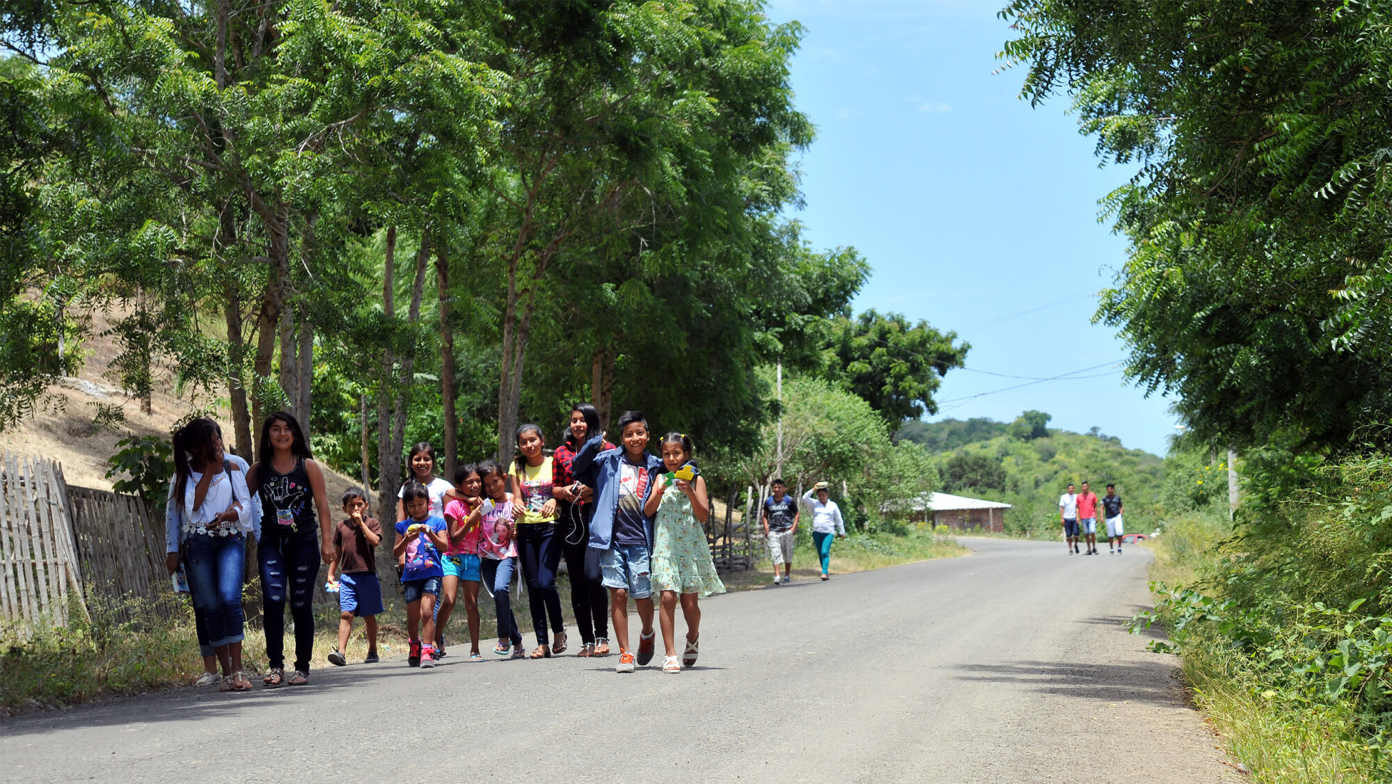 Crianças caminham em estrada em El Aromo