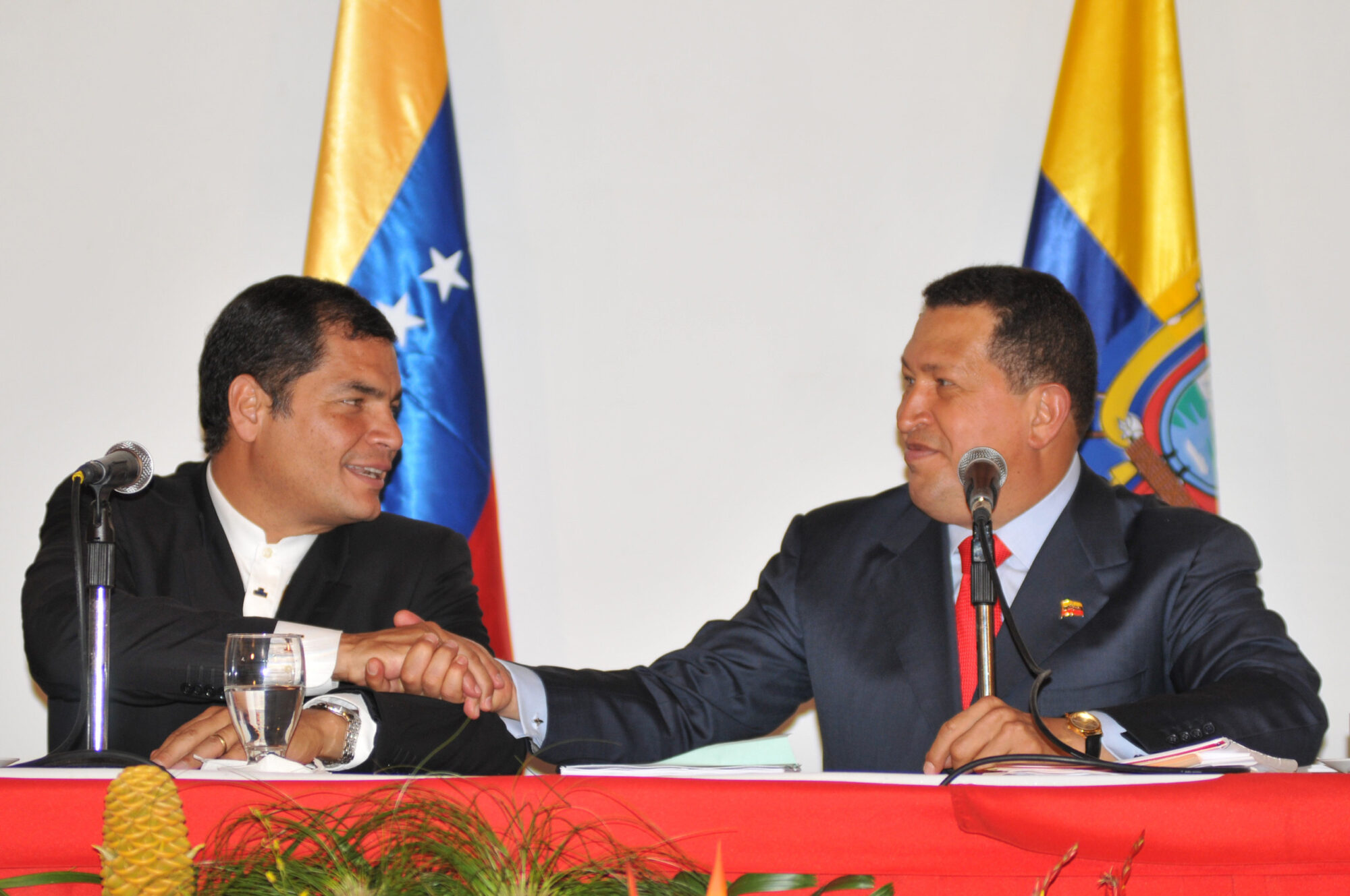 Ex-presidentes Rafael Correa, do Equador, e Hugo Chávez, da Venezuela, apertam mãos em encontro em 2009 