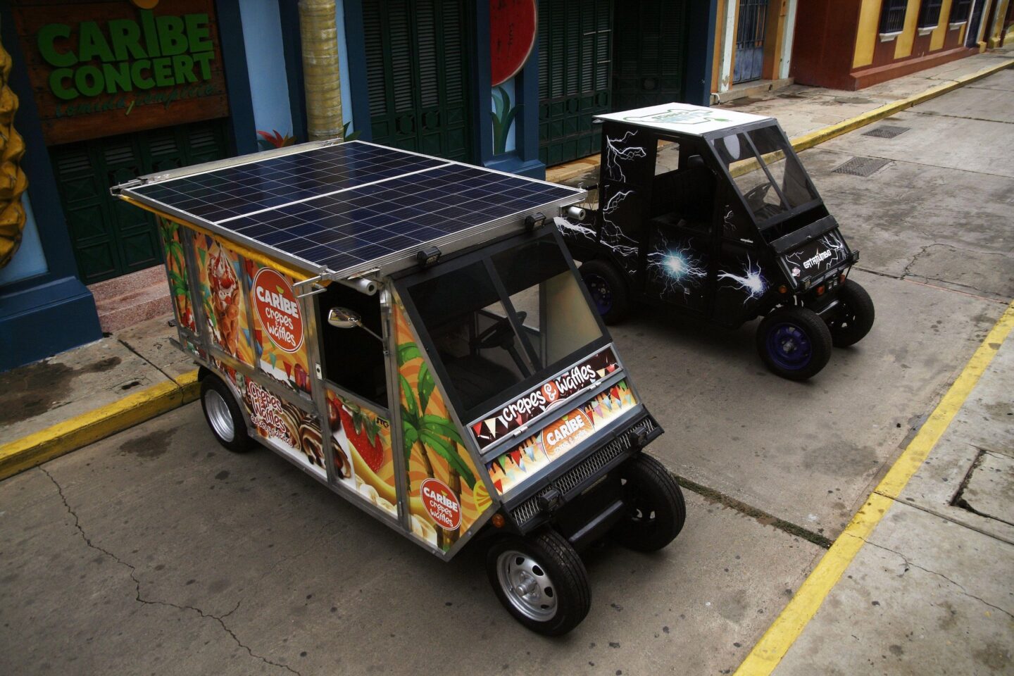 Minicarro elétrico estacionado nas ruas de Maracaibo