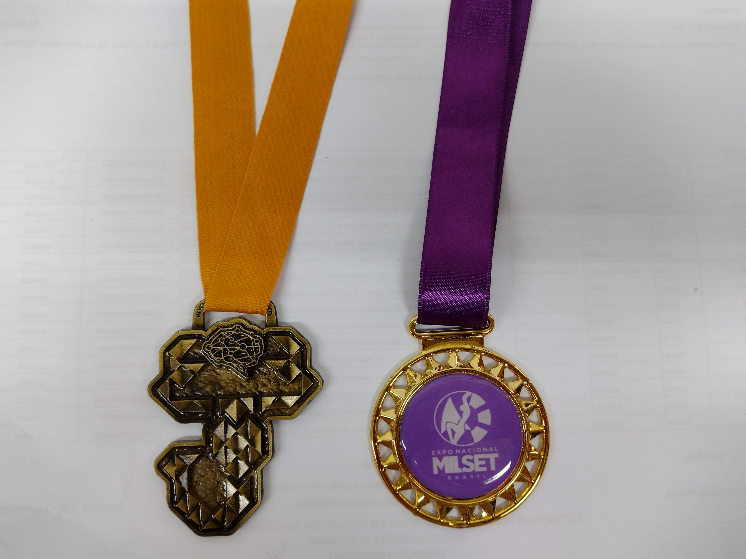 Medalla con tira amarilla y medalla con tira violeta