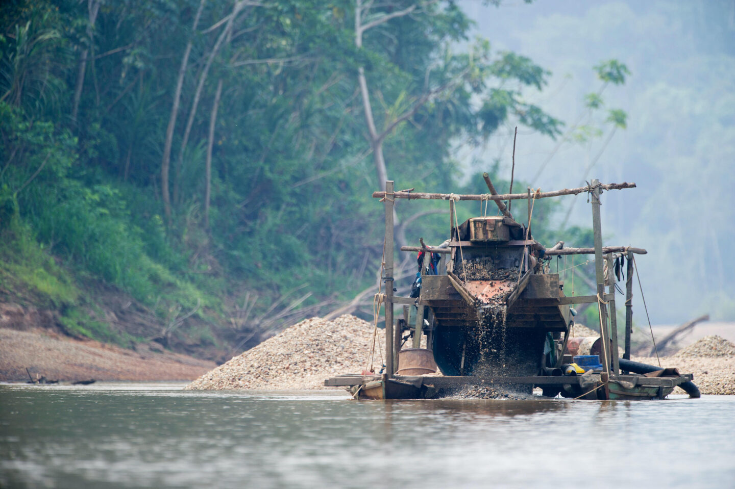 Draga artesanal para extraer oro en el río Madre de Dios en la Amazonía peruana