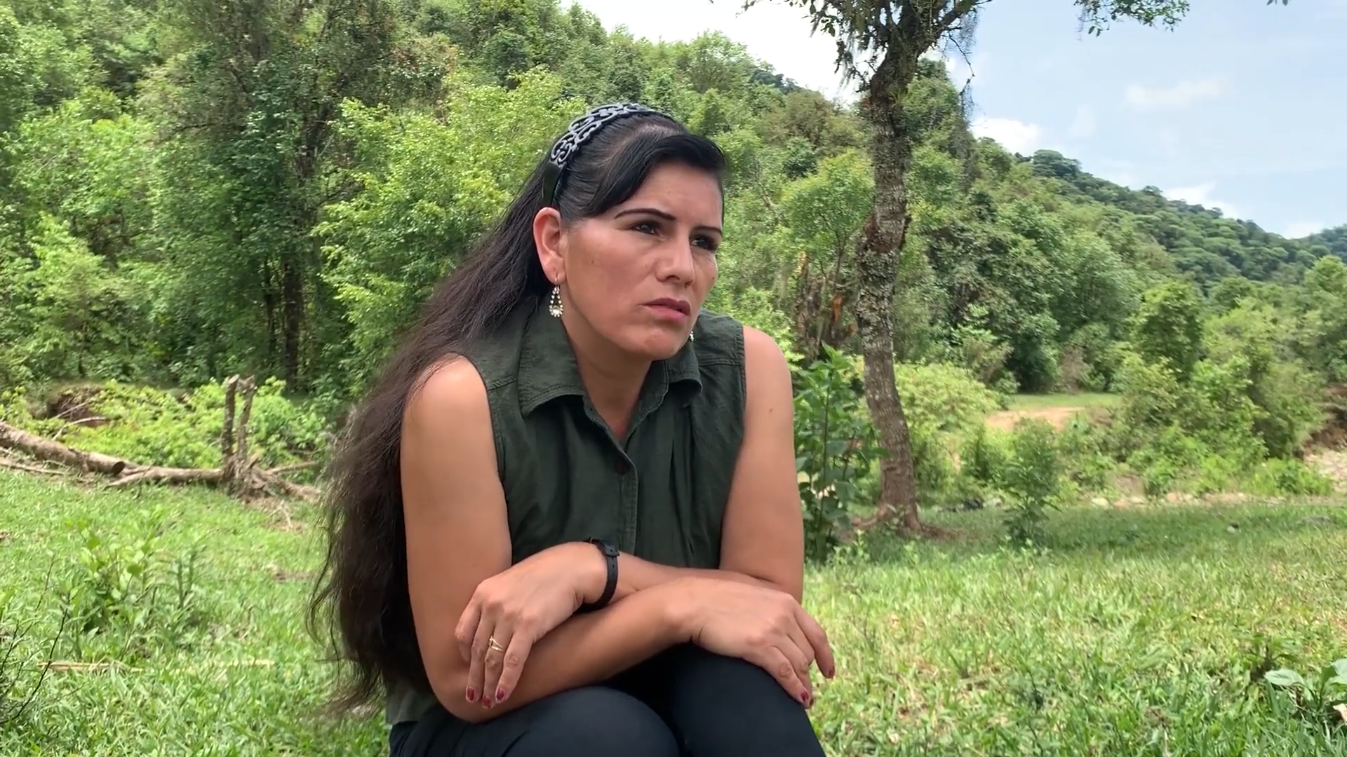 Paola Gareca sentada en un zona con vegetación 