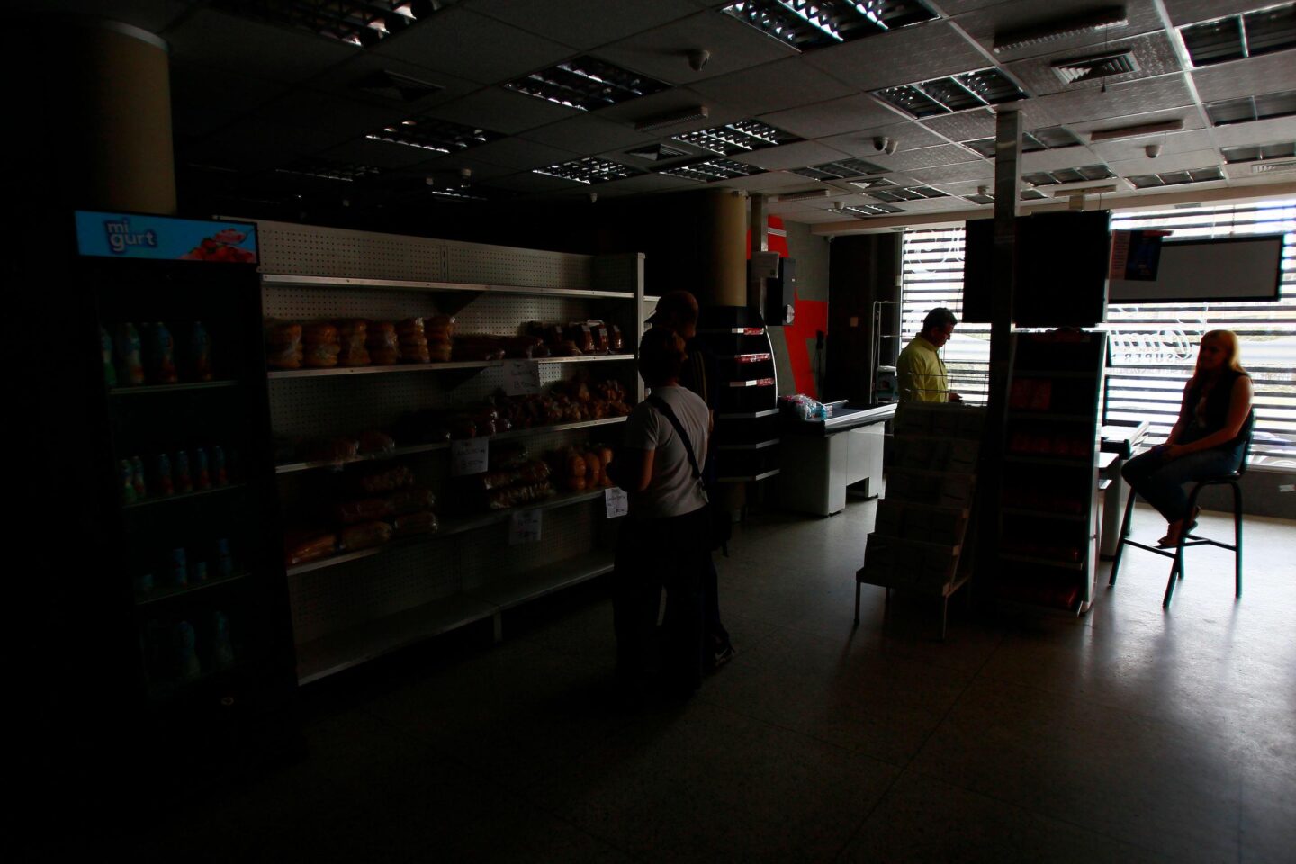 Personas en un supermercado durante un apagón en Venezuela