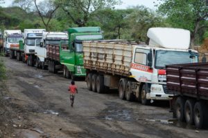 <p>卡车在赞比亚的一个中资煤矿等待装货。图片来源：Joerg Boethling / Alamy</p>