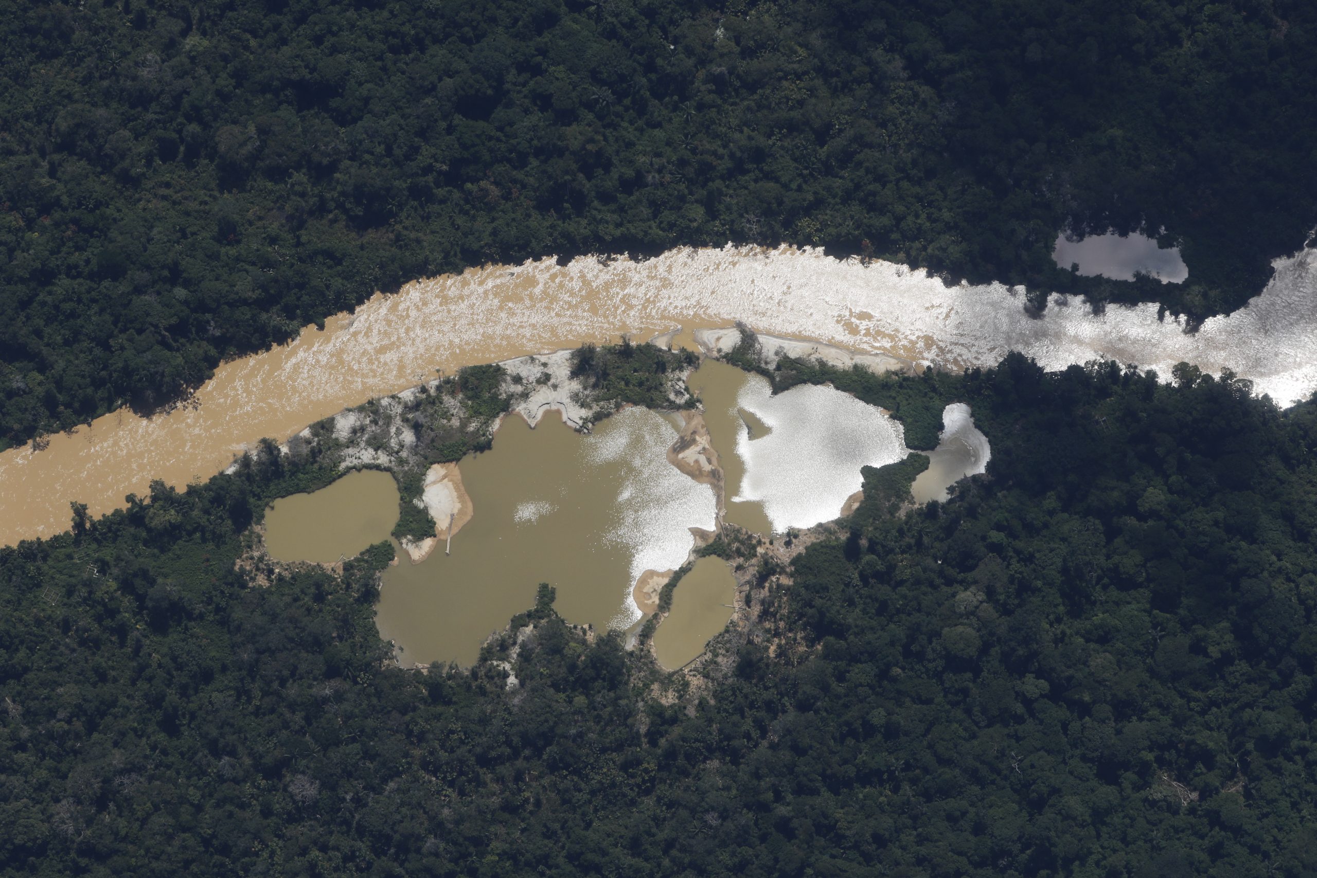 Vista aérea de un emplazamiento minero dentro del territorio Yanomami