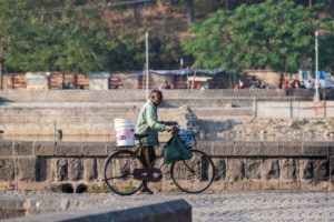<p dir="ltr">महाराष्ट्र के नागपुर में एक झील के किनारे साइकिल से गुजरता एक व्यक्ति। इस शहर की सरकार ने साइकिलें खरीदने के लिए फंडिंग की मांग की है जिन्हें लोग, बस स्टॉप और रेलवे स्टेशनों से किराए पर ले सकेंगे। (फोटो: बालाजी श्रीनिवासन / अलामी)</p>