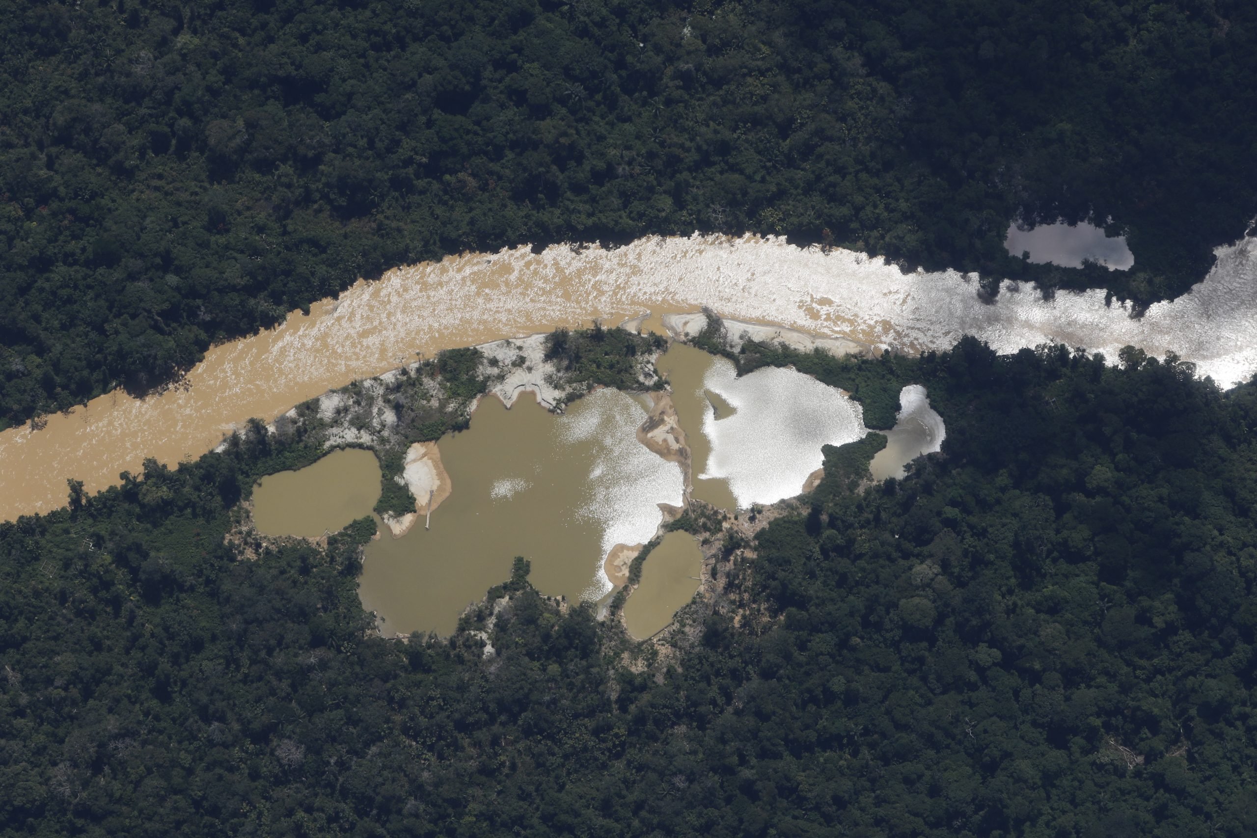 Vista aérea de garimpo no território Yanomami