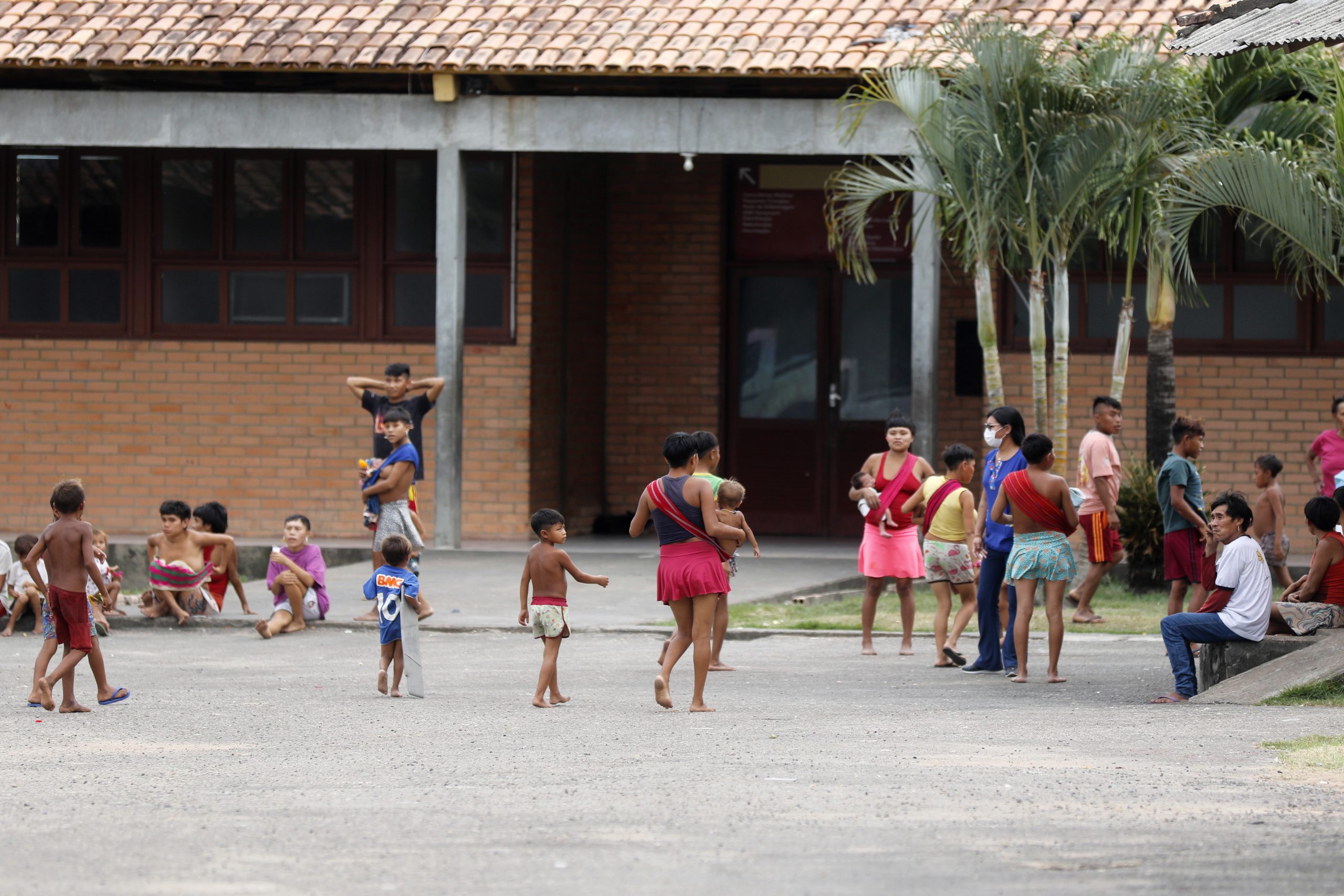 Yanomamis aguardam por familiares nos arredores do Hospital de Campanha
