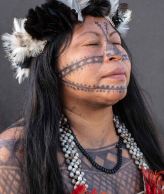 Retrato de una mujer indpigena Mundukuru con sus ojos cerrados, y su cara y pecho tatuados